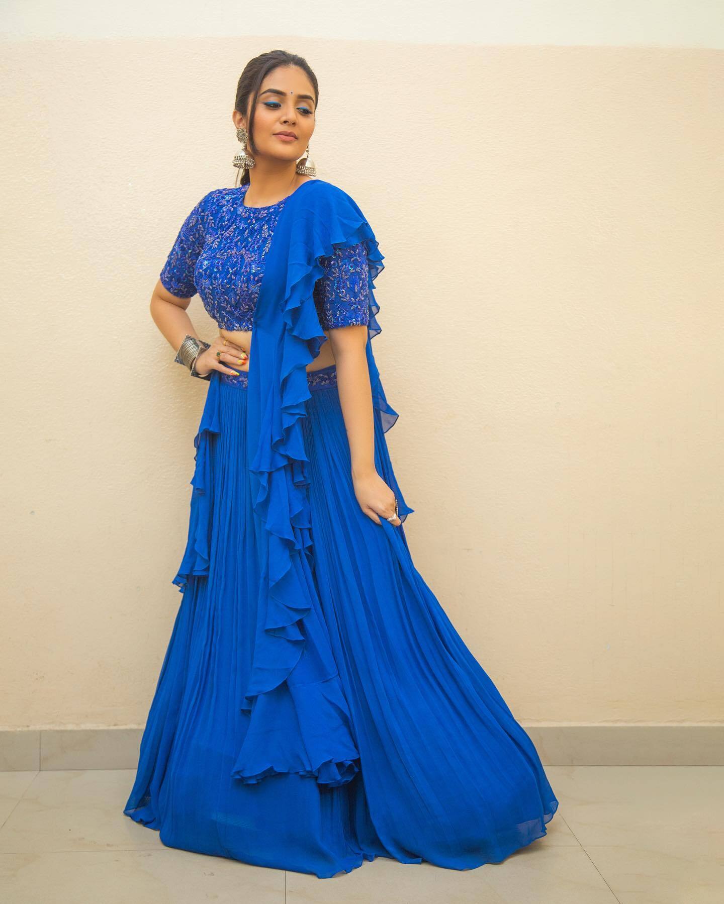 బ్లూ డ్రెస్ మత్తేక్కించే చూపులతో కవ్విస్తోన్న యాంకర్ శ్రీముఖి బ్లూ డ్రెస్ మత్తేక్కించే చూపులతో కవ్విస్తోన్న యాంకర్ శ్రీముఖి