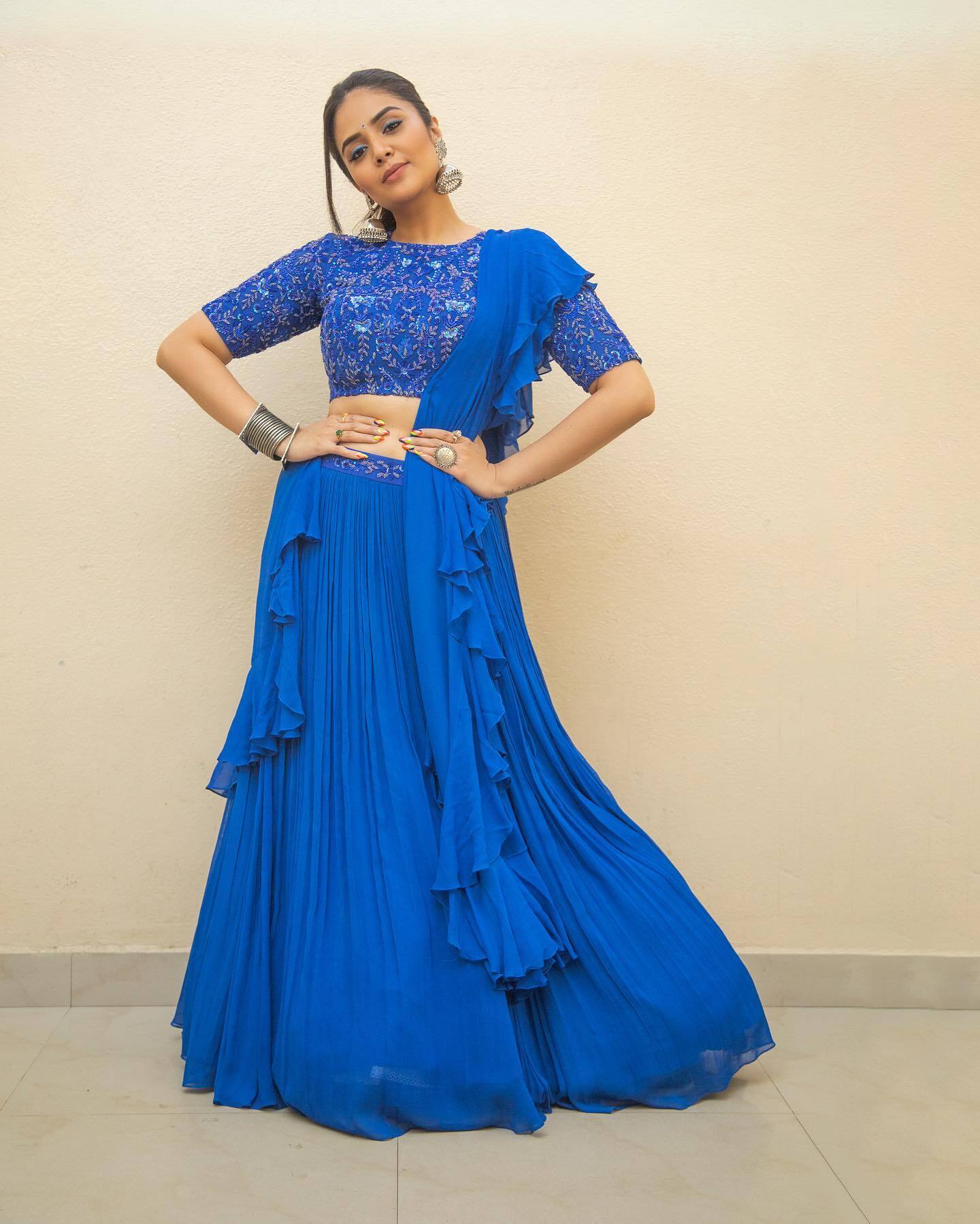 బ్లూ డ్రెస్ మత్తేక్కించే చూపులతో కవ్విస్తోన్న యాంకర్ శ్రీముఖి బ్లూ డ్రెస్ మత్తేక్కించే చూపులతో కవ్విస్తోన్న యాంకర్ శ్రీముఖి