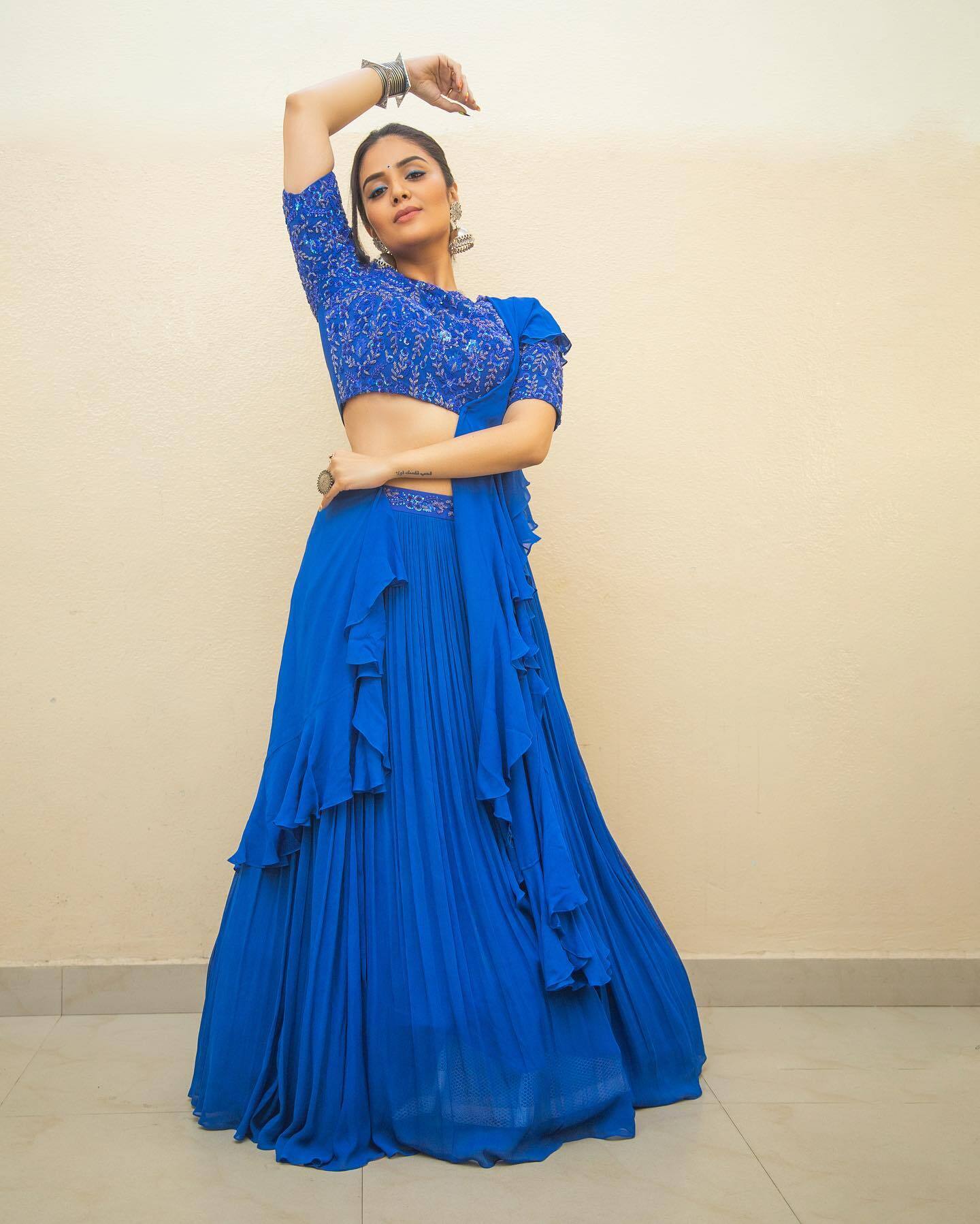 బ్లూ డ్రెస్ మత్తేక్కించే చూపులతో కవ్విస్తోన్న యాంకర్ శ్రీముఖి బ్లూ డ్రెస్ మత్తేక్కించే చూపులతో కవ్విస్తోన్న యాంకర్ శ్రీముఖి