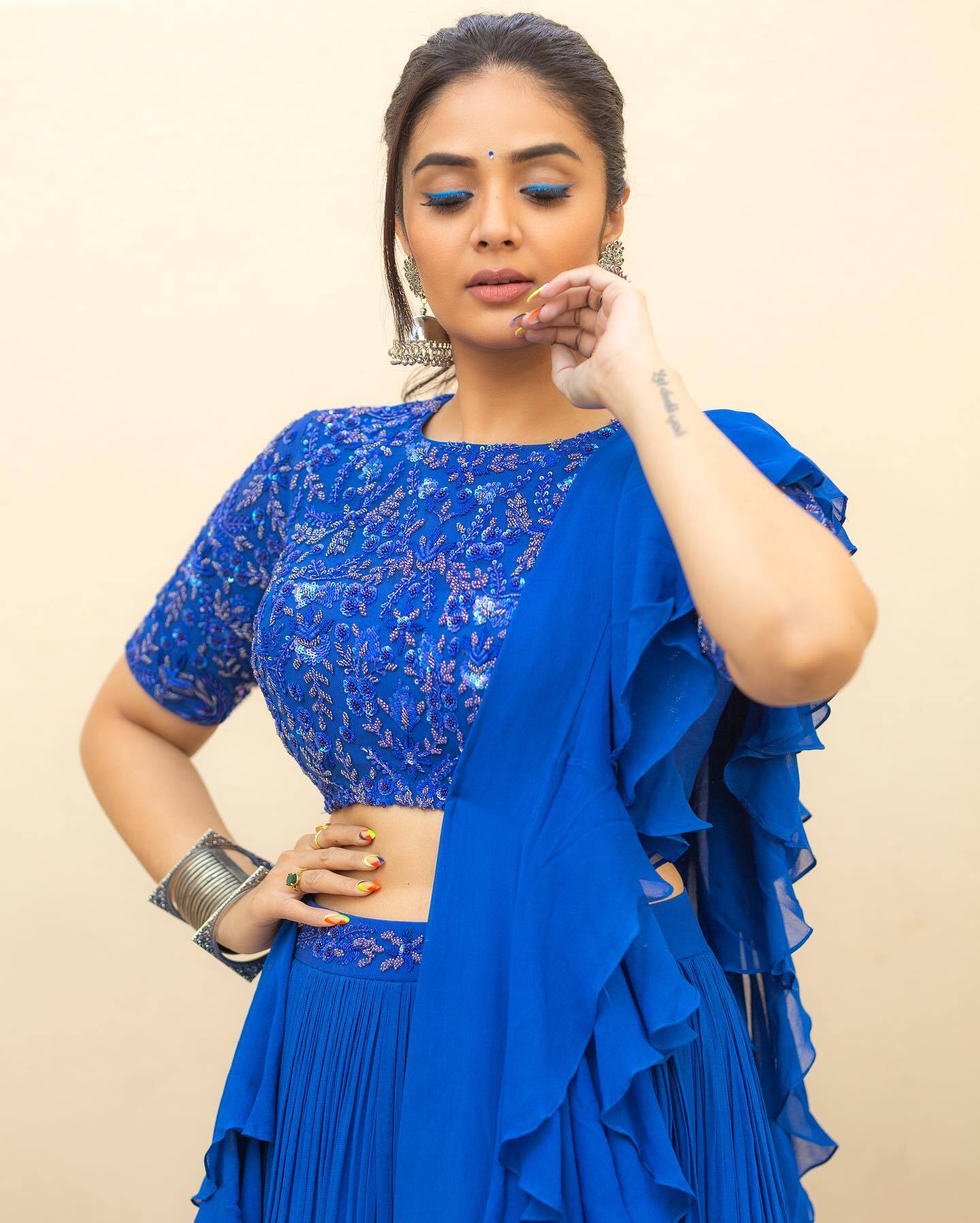 బ్లూ డ్రెస్ మత్తేక్కించే చూపులతో కవ్విస్తోన్న యాంకర్ శ్రీముఖి బ్లూ డ్రెస్ మత్తేక్కించే చూపులతో కవ్విస్తోన్న యాంకర్ శ్రీముఖి