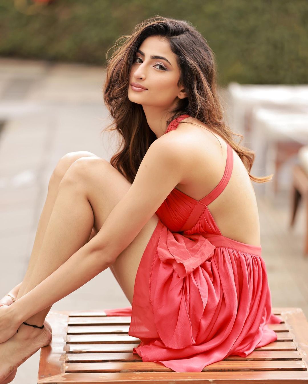 Palak Tiwari Pics: पलक तिवारी ने पूल के बाहर बैठे लगाई आग, Backless ड्रेस  पहन लगाया बोल्डनेस का तड़का | actress palak tiwari latest shared her pink  backless dress photos see divas