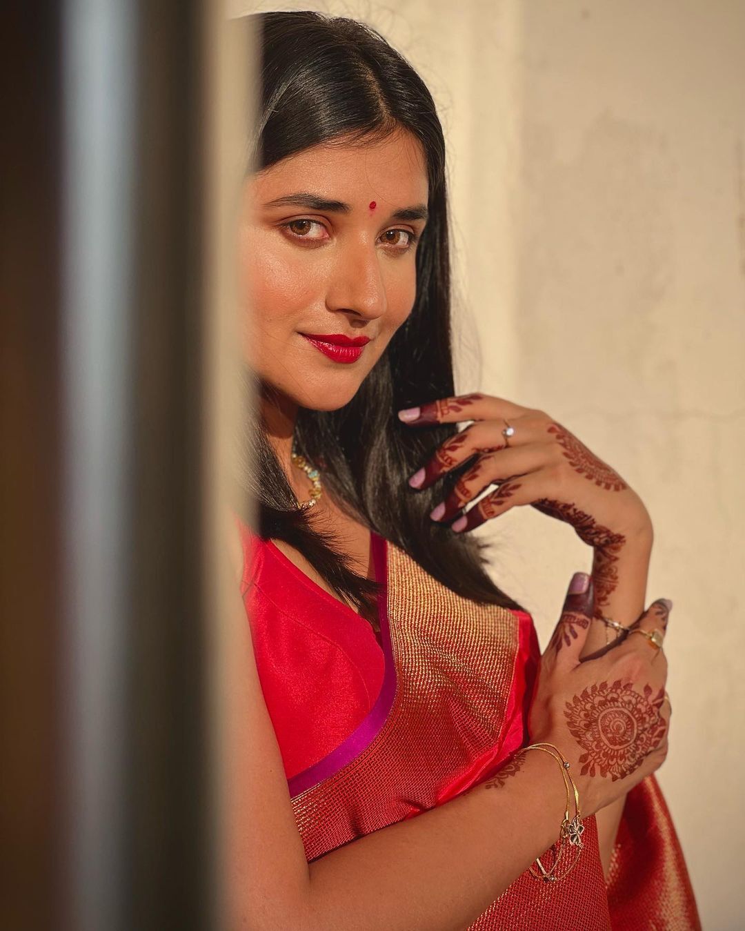 Photos बोल्ड Kanika Mann के ट्रेडिशनल साड़ी लुक ने इंटरनेट पर मचाया