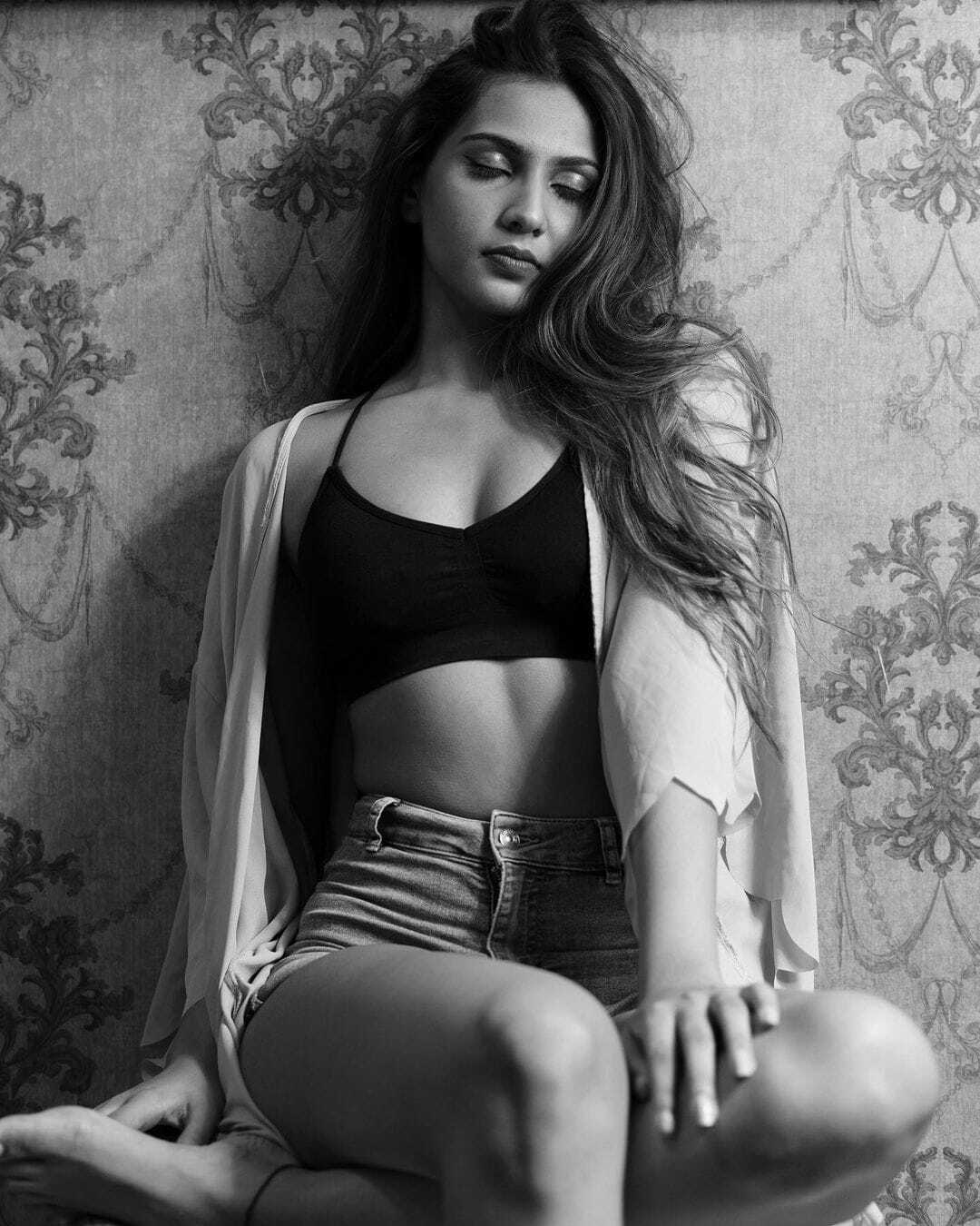 PHOTOS : டைட் டாப்பில் வசீகரிக்கும் அழகில் நகியா ஹாஜி.. ஆளை மயக்கும் ரீசன்ட் பிக்ஸ் இதோ