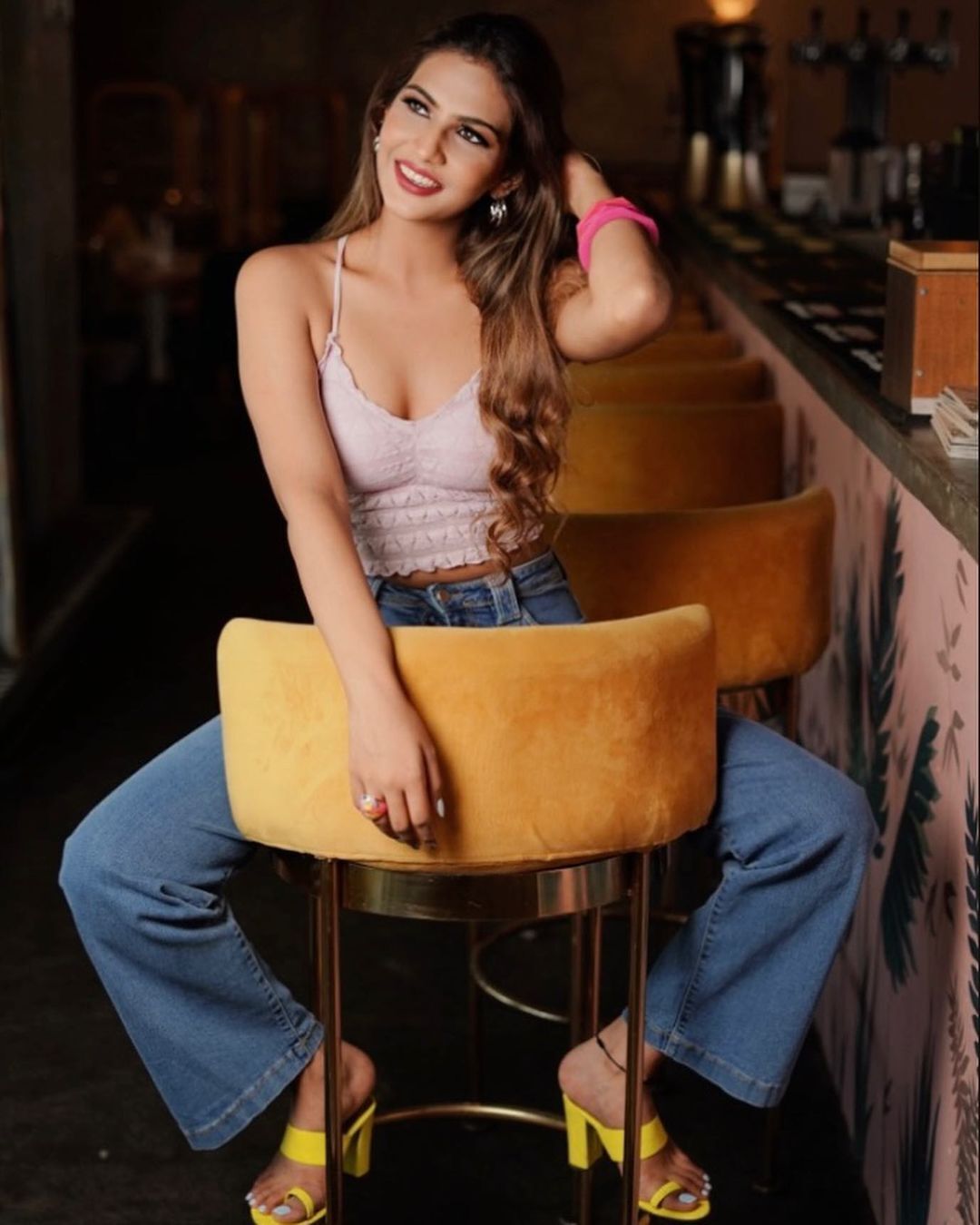 PHOTOS டைட் டாப்பில் வசீகரிக்கும் அழகில் நகியா ஹாஜி.. ஆளை மயக்கும்