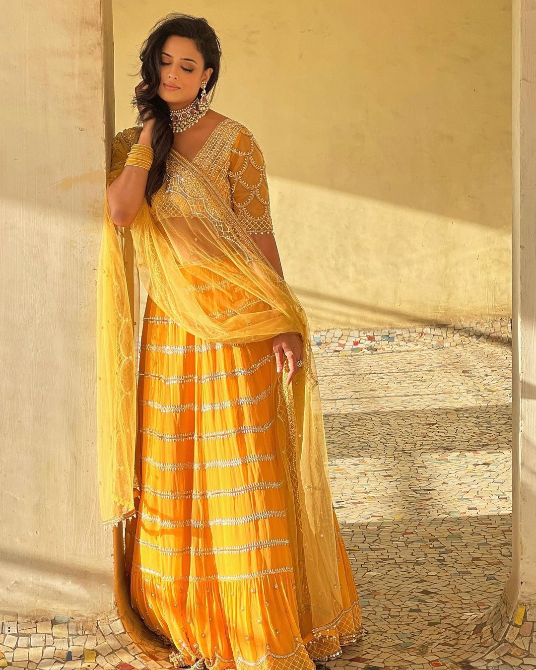 Shweta Tiwari Pics: डीप नेक ब्लाउज में फ्लॉन्ट किया हाई क्लीवेज, कैमरे ...