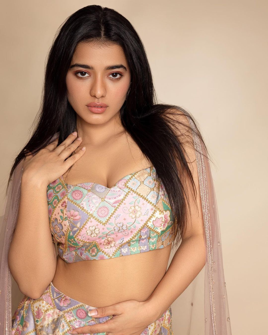 నిషాకళ్లతో మత్తేక్కిస్తున్న కేతికా శర్మ అందాలు చూస్తే పిచ్చేక్కిపోతోంది నిషాకళ్లతో మత్తేక్కిస్తున్న కేతికా శర్మ అందాలు చూస్తే పిచ్చేక్కిపోతోంది