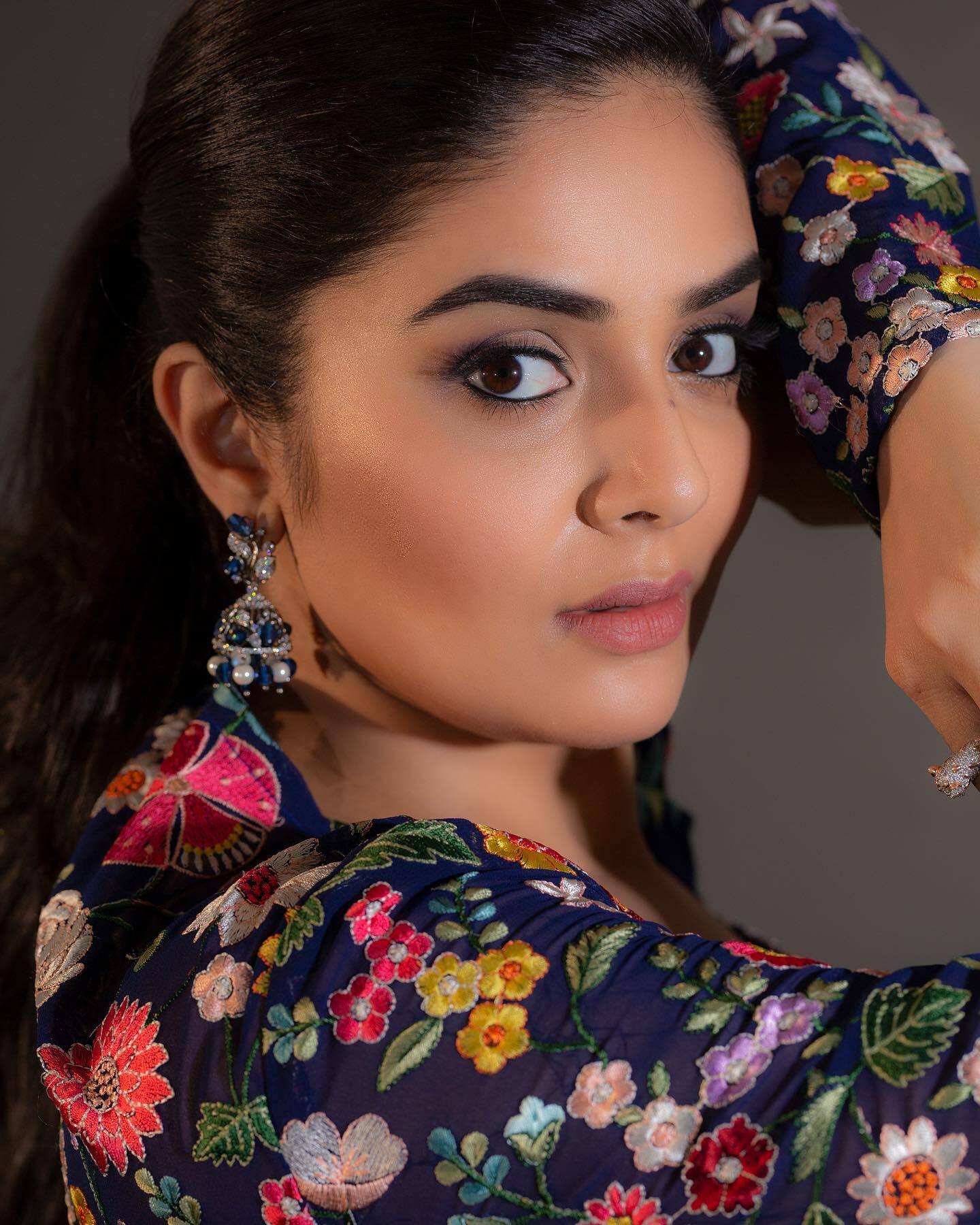 పూల పూల కలర్ డ్రెస్ లో అందాలతో మత్తేక్కిస్తున్న శ్రీముఖి పూల పూల కలర్ డ్రెస్ లో అందాలతో మత్తేక్కిస్తున్న శ్రీముఖి