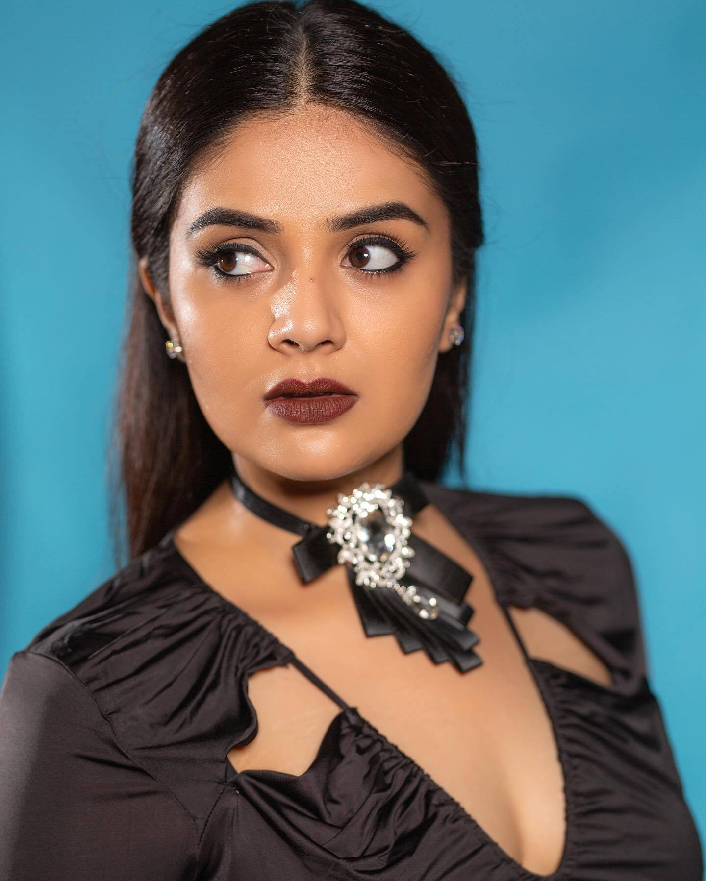 బ్లాక్ మినిస్కర్ట్ లో అందాలు ఒలకబోస్తున్న శ్రీముఖి బ్లాక్ మినిస్కర్ట్ లో అందాలు ఒలకబోస్తున్న శ్రీముఖి