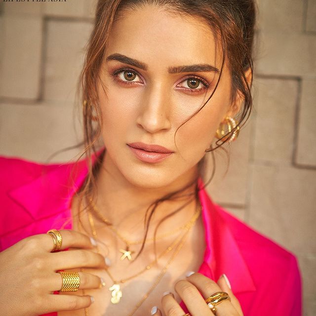 ట్రెండీ శారీలో వలపు వల విసురుతున్న ఆదిపురుష్ బ్యూటీ ట్రెండీ శారీలో వలపు వల విసురుతున్న ఆదిపురుష్ బ్యూటీ