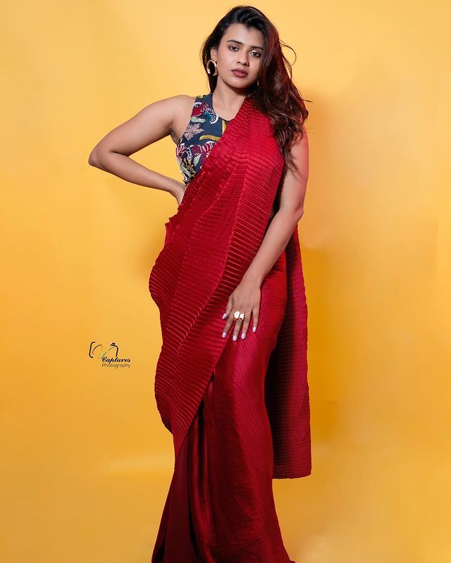 ట్రెండీ డ్రెస్ లో అందాల హెయలు ఒలకబోస్తున్న హెబ్బాపటేల్ ట్రెండీ డ్రెస్ లో అందాల హెయలు ఒలకబోస్తున్న హెబ్బాపటేల్