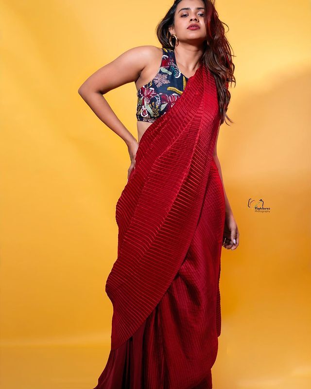 ట్రెండీ డ్రెస్ లో అందాల హెయలు ఒలకబోస్తున్న హెబ్బాపటేల్ ట్రెండీ డ్రెస్ లో అందాల హెయలు ఒలకబోస్తున్న హెబ్బాపటేల్