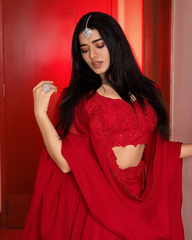 రోమాంటిక్ భామ కేక పెట్టించే అందాలు రోమాంటిక్ భామ కేక పెట్టించే అందాలు