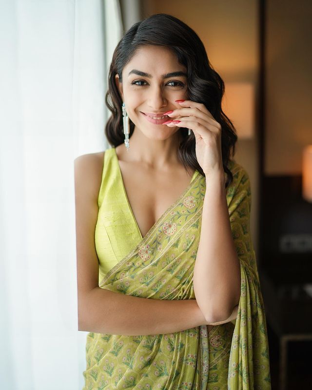 శారీలో దేవకన్యలా మెరిసిపోతున్న మృణాల్ ఠాకూర్ శారీలో దేవకన్యలా మెరిసిపోతున్న మృణాల్ ఠాకూర్