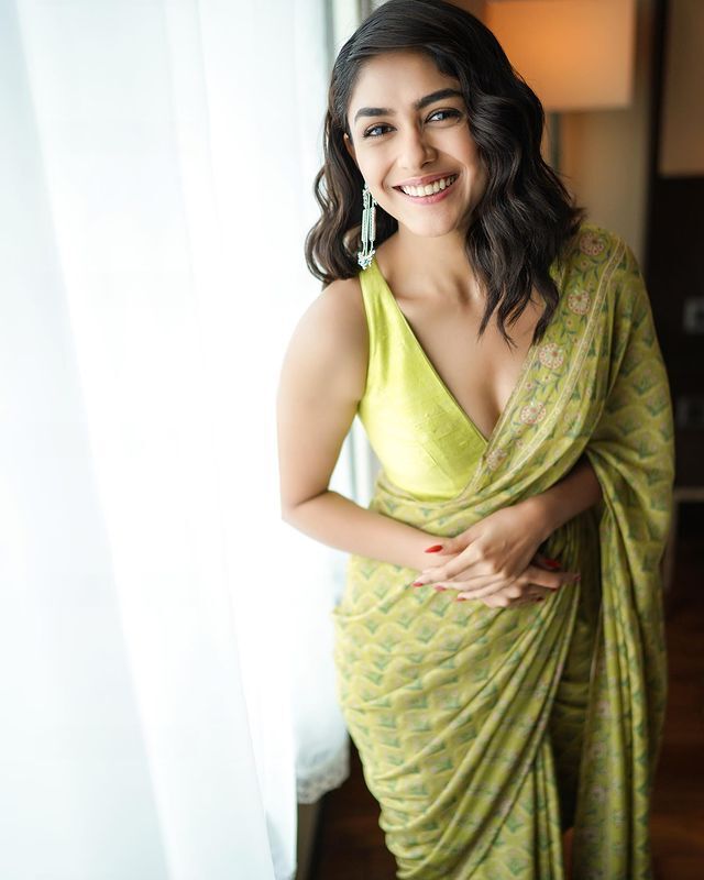 శారీలో దేవకన్యలా మెరిసిపోతున్న మృణాల్ ఠాకూర్ శారీలో దేవకన్యలా మెరిసిపోతున్న మృణాల్ ఠాకూర్