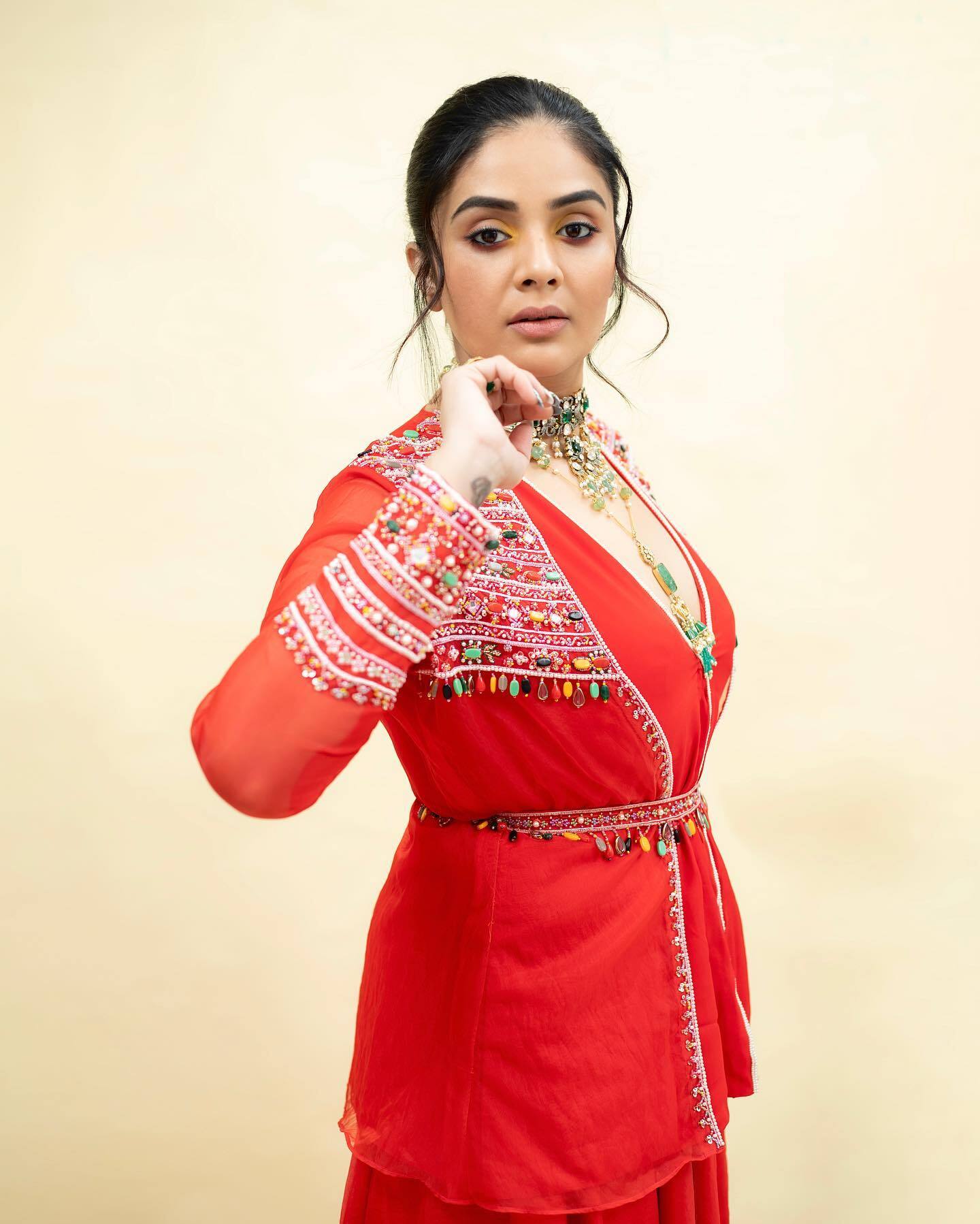 స్టన్నింగ్ ఫోజులతో అట్రాక్ట్ చేస్తున్న శ్రీముఖి.. స్టన్నింగ్ ఫోజులతో అట్రాక్ట్ చేస్తున్న శ్రీముఖి..