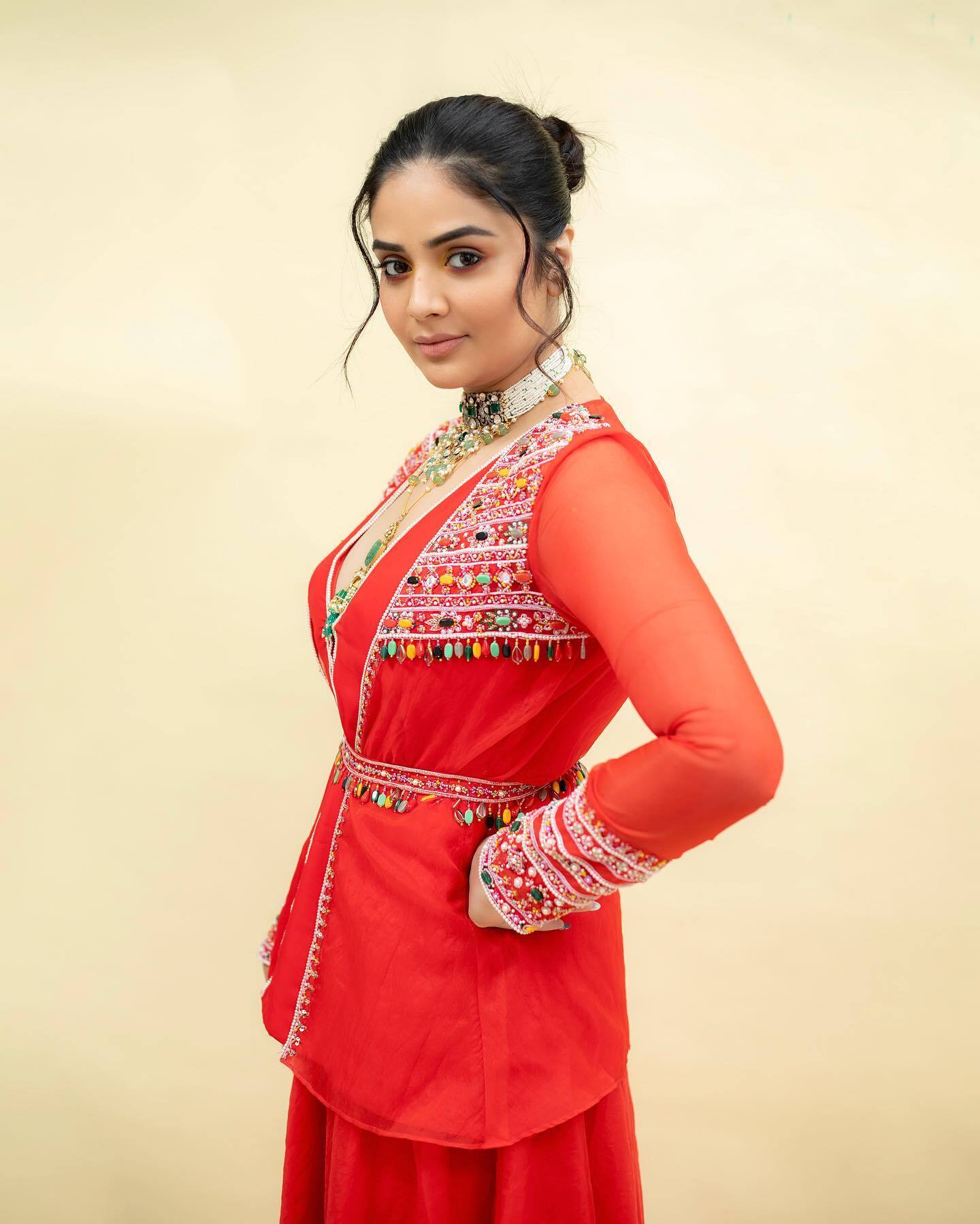 స్టన్నింగ్ ఫోజులతో అట్రాక్ట్ చేస్తున్న శ్రీముఖి.. స్టన్నింగ్ ఫోజులతో అట్రాక్ట్ చేస్తున్న శ్రీముఖి..