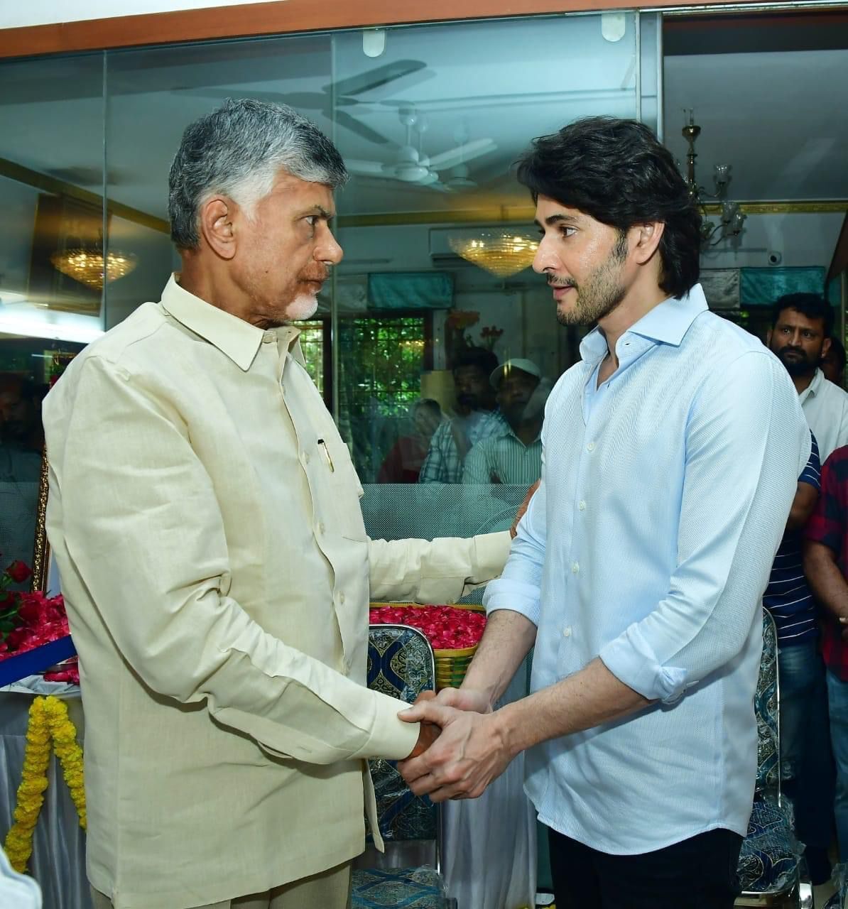 సూపర్ స్టార్ కృష్ణ భౌతికకాయానికి నివాళులర్పించిన ప్రముఖులు సూపర్ స్టార్ కృష్ణ భౌతికకాయానికి నివాళులర్పించిన ప్రముఖులు