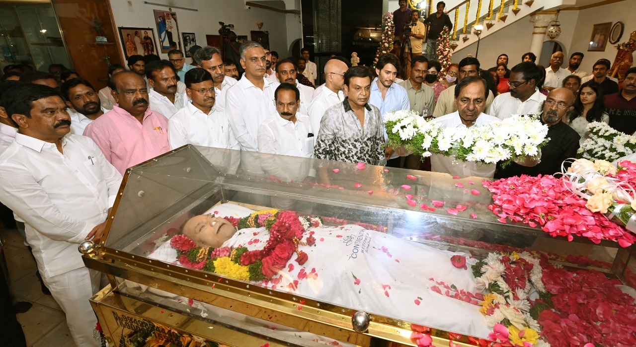సూపర్ స్టార్ కృష్ణ భౌతికకాయానికి నివాళులర్పించిన ప్రముఖులు సూపర్ స్టార్ కృష్ణ భౌతికకాయానికి నివాళులర్పించిన ప్రముఖులు