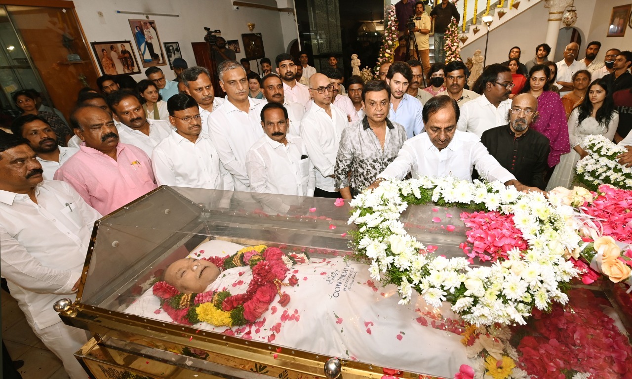 సూపర్ స్టార్ కృష్ణ భౌతికకాయానికి నివాళులర్పించిన ప్రముఖులు సూపర్ స్టార్ కృష్ణ భౌతికకాయానికి నివాళులర్పించిన ప్రముఖులు