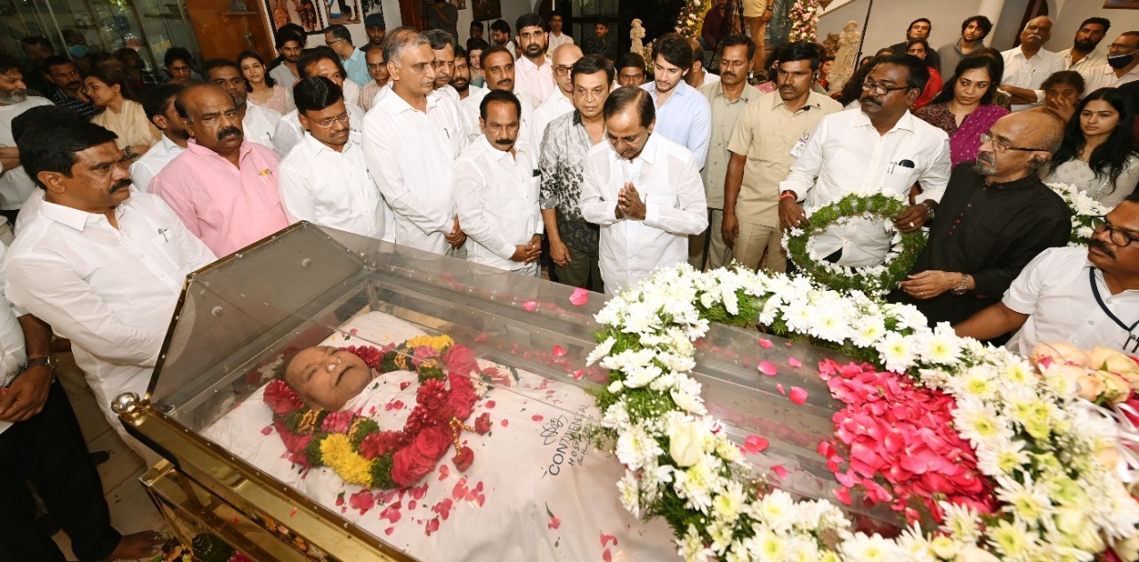 సూపర్ స్టార్ కృష్ణ భౌతికకాయానికి నివాళులర్పించిన ప్రముఖులు సూపర్ స్టార్ కృష్ణ భౌతికకాయానికి నివాళులర్పించిన ప్రముఖులు