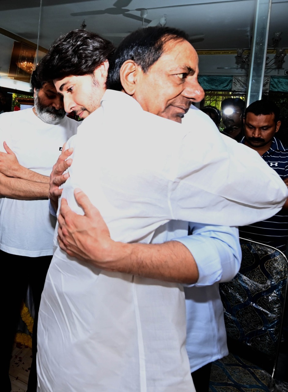 సూపర్ స్టార్ కృష్ణ భౌతికకాయానికి నివాళులర్పించిన ప్రముఖులు సూపర్ స్టార్ కృష్ణ భౌతికకాయానికి నివాళులర్పించిన ప్రముఖులు
