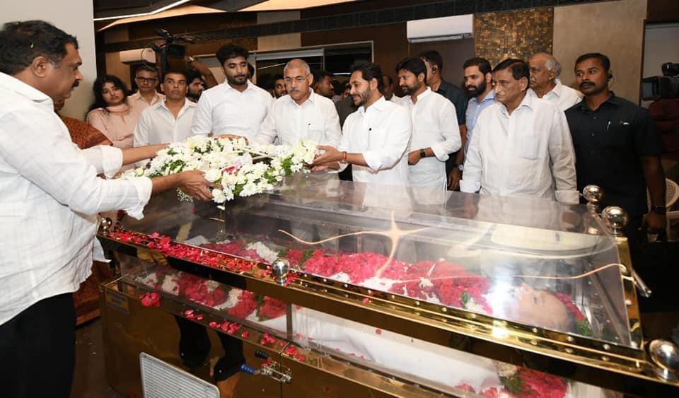సూపర్సార్ట్ కృష్ణ పార్థివదేహానికి నివాళులర్పించిన సీఎం జగన్. సూపర్సార్ట్ కృష్ణ పార్థివదేహానికి నివాళులర్పించిన సీఎం జగన్.
