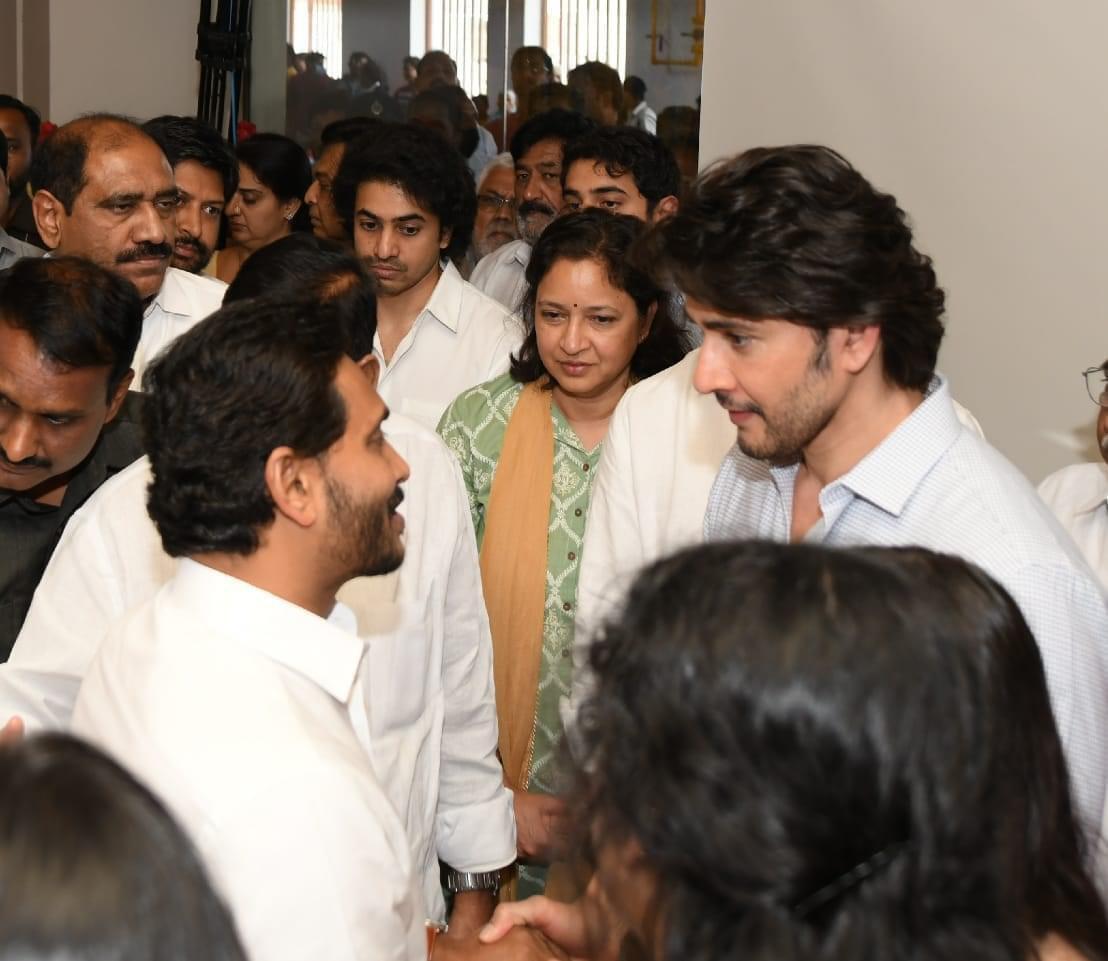 సూపర్సార్ట్ కృష్ణ పార్థివదేహానికి నివాళులర్పించిన సీఎం జగన్. సూపర్సార్ట్ కృష్ణ పార్థివదేహానికి నివాళులర్పించిన సీఎం జగన్.