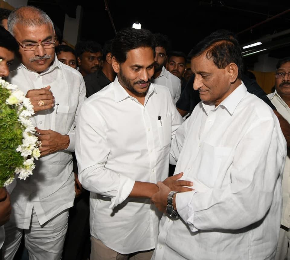 సూపర్సార్ట్ కృష్ణ పార్థివదేహానికి నివాళులర్పించిన సీఎం జగన్. సూపర్సార్ట్ కృష్ణ పార్థివదేహానికి నివాళులర్పించిన సీఎం జగన్.