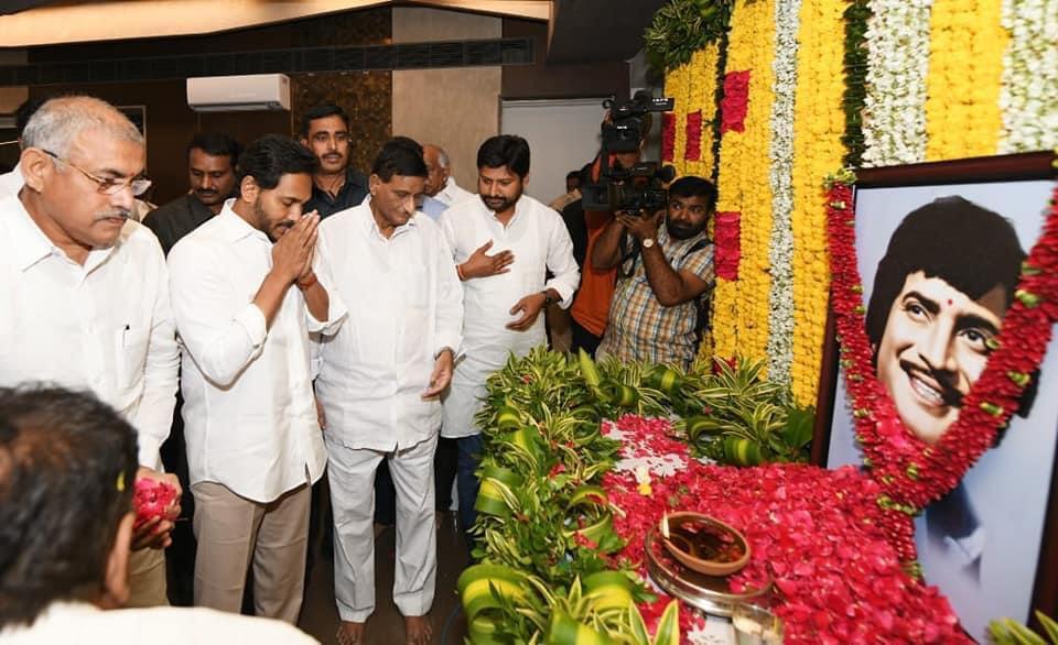 సూపర్సార్ట్ కృష్ణ పార్థివదేహానికి నివాళులర్పించిన సీఎం జగన్. సూపర్సార్ట్ కృష్ణ పార్థివదేహానికి నివాళులర్పించిన సీఎం జగన్.