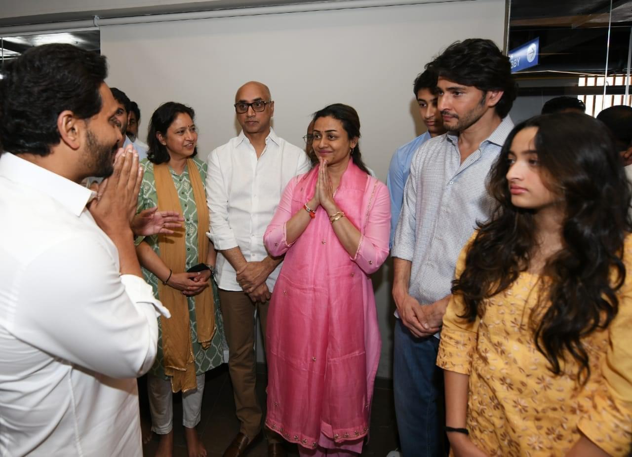 సూపర్సార్ట్ కృష్ణ పార్థివదేహానికి నివాళులర్పించిన సీఎం జగన్. సూపర్సార్ట్ కృష్ణ పార్థివదేహానికి నివాళులర్పించిన సీఎం జగన్.