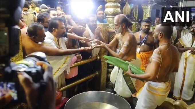 స్వామియే శరణం అయ్యప్ప శరణుగోషతో మార్మోగోతున్న శబరిమల ఆలయం స్వామియే శరణం అయ్యప్ప శరణుగోషతో మార్మోగోతున్న శబరిమల ఆలయం