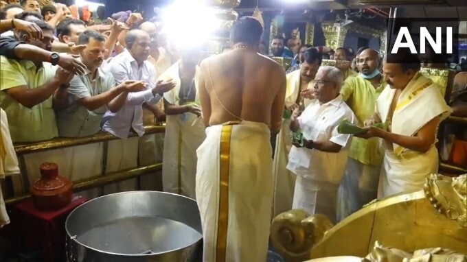 స్వామియే శరణం అయ్యప్ప శరణుగోషతో మార్మోగోతున్న శబరిమల ఆలయం స్వామియే శరణం అయ్యప్ప శరణుగోషతో మార్మోగోతున్న శబరిమల ఆలయం