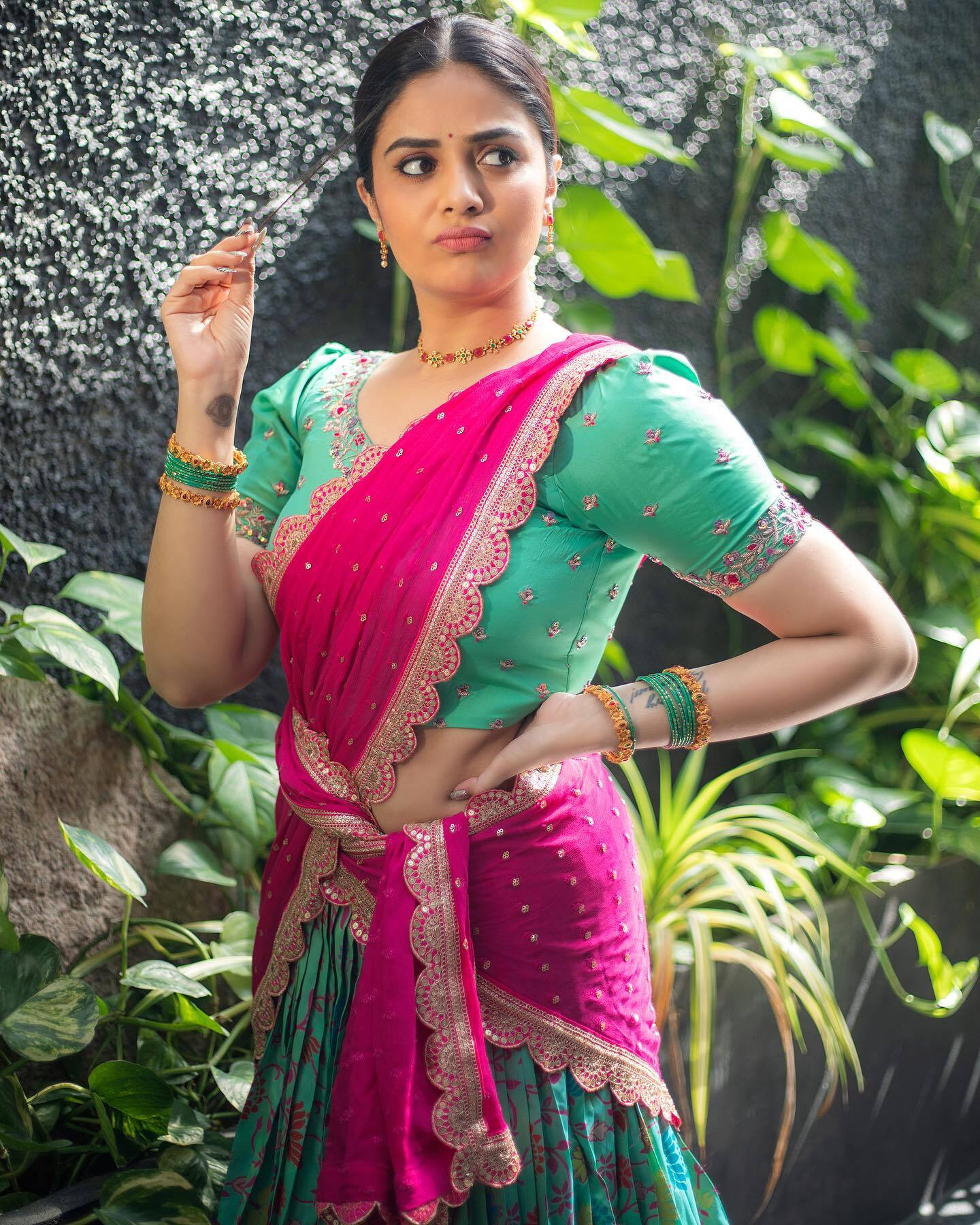 ట్రెడీషనల్ శారీలో కుందనపు బొమ్మలా మెరిసిపోతున్న బుల్లితెర రాములమ్మ ట్రెడీషనల్ శారీలో కుందనపు బొమ్మలా మెరిసిపోతున్న బుల్లితెర రాములమ్మ
