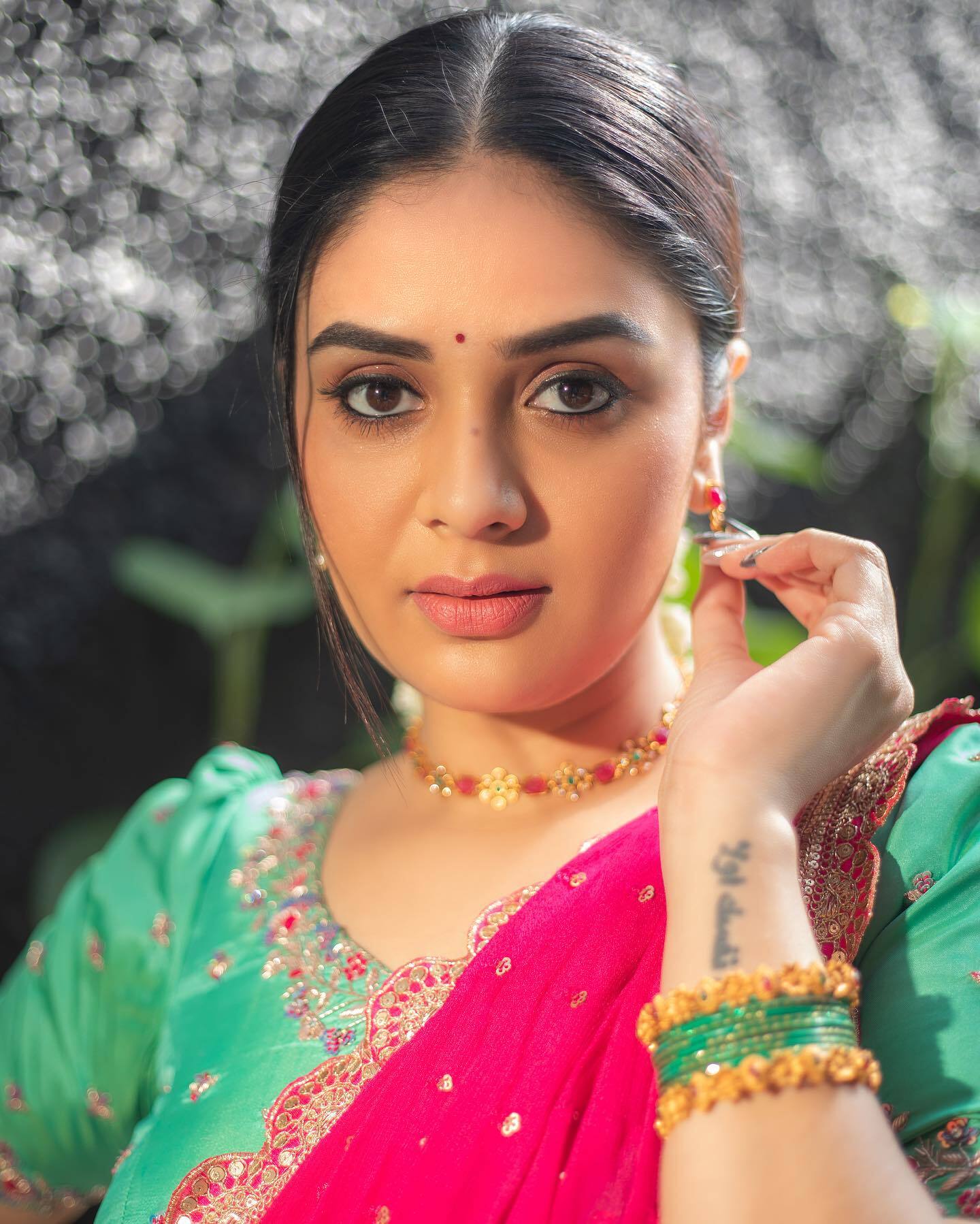 ట్రెడీషనల్ శారీలో కుందనపు బొమ్మలా మెరిసిపోతున్న బుల్లితెర రాములమ్మ ట్రెడీషనల్ శారీలో కుందనపు బొమ్మలా మెరిసిపోతున్న బుల్లితెర రాములమ్మ