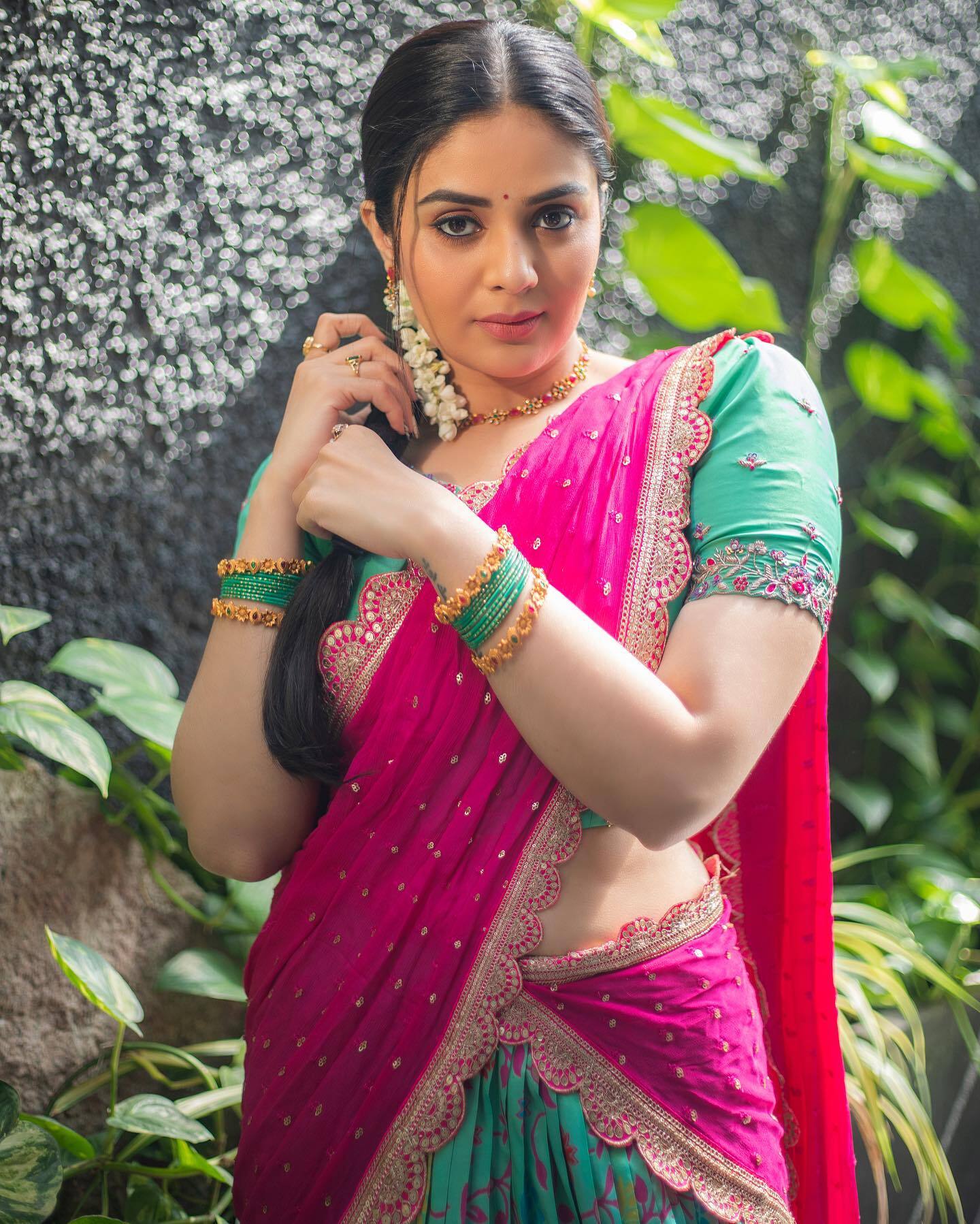 ట్రెడీషనల్ శారీలో కుందనపు బొమ్మలా మెరిసిపోతున్న బుల్లితెర రాములమ్మ ట్రెడీషనల్ శారీలో కుందనపు బొమ్మలా మెరిసిపోతున్న బుల్లితెర రాములమ్మ