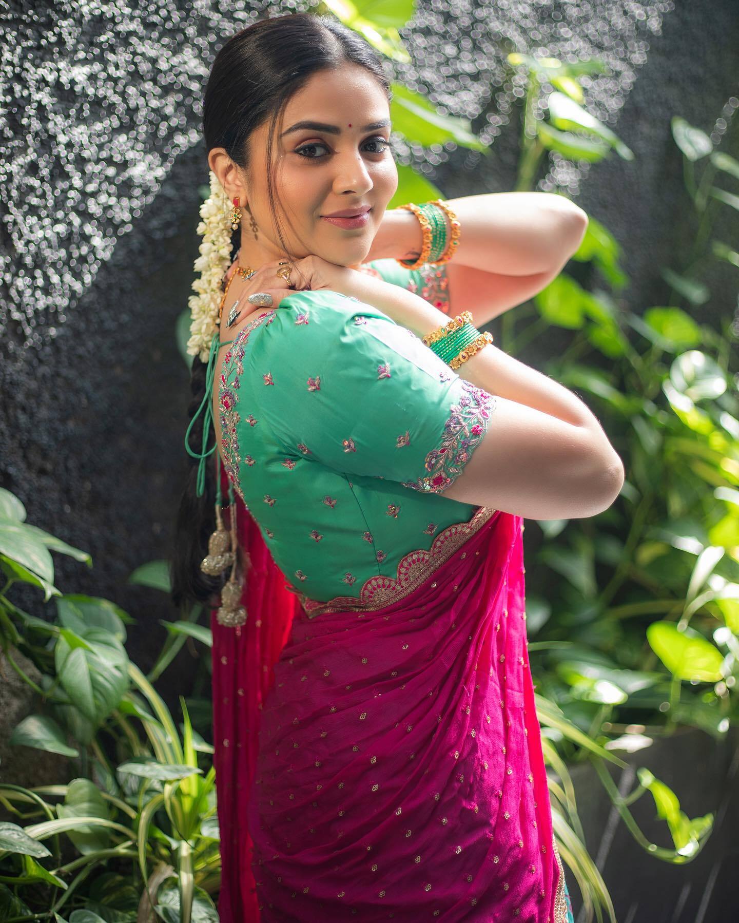 ట్రెడీషనల్ శారీలో కుందనపు బొమ్మలా మెరిసిపోతున్న బుల్లితెర రాములమ్మ ట్రెడీషనల్ శారీలో కుందనపు బొమ్మలా మెరిసిపోతున్న బుల్లితెర రాములమ్మ