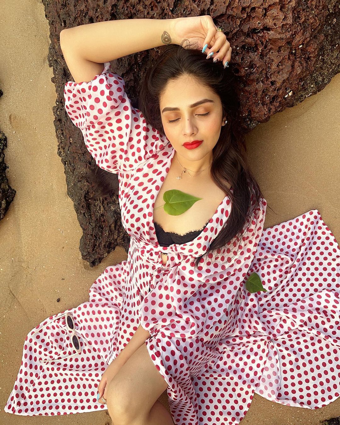 బీచ్లో అందాల ఆరబోత.. హద్దులు బ్రేక్ చేస్తున్న శ్రీముఖి బీచ్లో అందాల ఆరబోత.. హద్దులు బ్రేక్ చేస్తున్న శ్రీముఖి