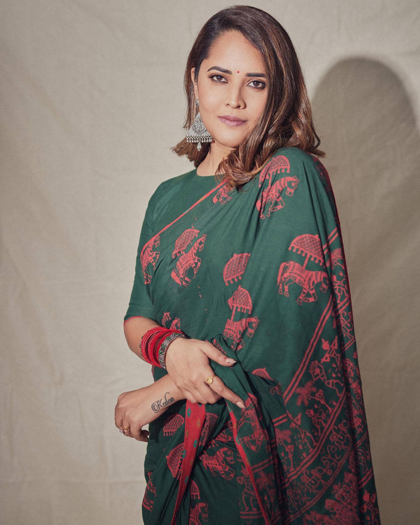 అందాలతో చిత్తుచేస్తున్న అనసూయ భరద్వాజ్ అందాలతో చిత్తుచేస్తున్న అనసూయ భరద్వాజ్