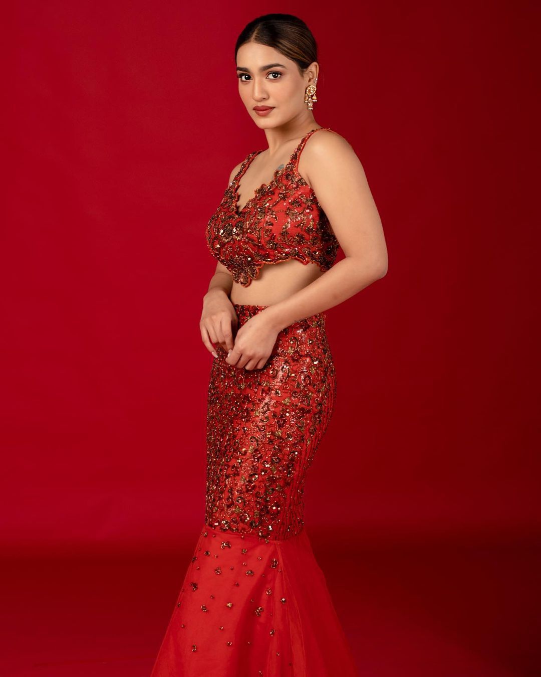 actress-saniya-iyappan-new-stylish-and-bold-look-in-red-out-is-trending