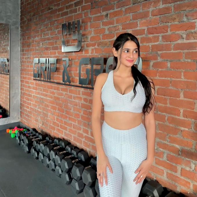 PHOTOS : டைட் டாப்பில் ரசிகர்களை கவர்ந்திழுக்கும் பிரகீர்த்தி பவனி