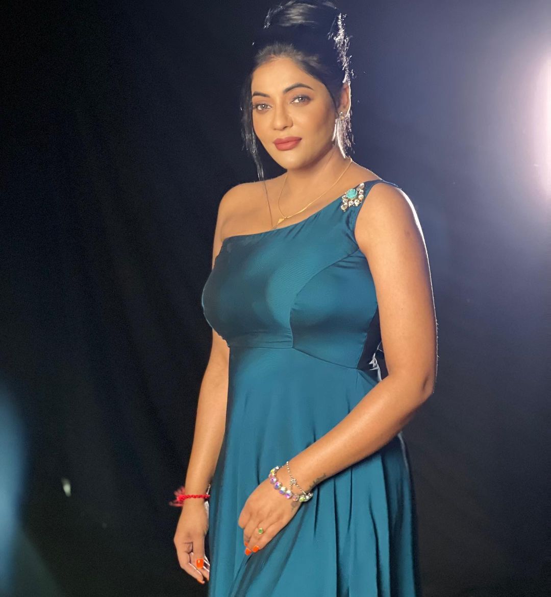 PHOTOS : அப்பப்பா.. ஆளை அசத்தும் அழகு..! மாடர்ன் உடையில் ஜம்முனு போஸ் ...