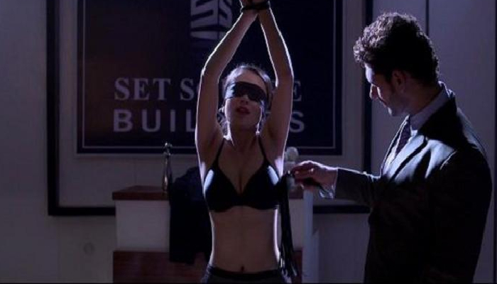 Photos: घर में कुंडी लगाकर अकेले में देखें ये वेब सीरीज, बोल्ड कंटेंट की मिलेगी भरमार