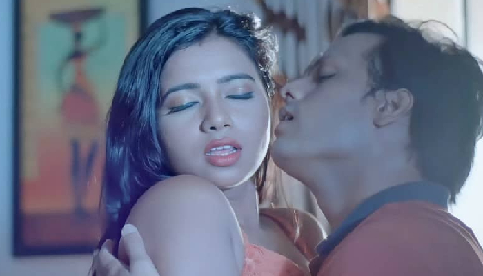 Photos: घर में कुंडी लगाकर अकेले में देखें ये वेब सीरीज, बोल्ड कंटेंट की मिलेगी भरमार