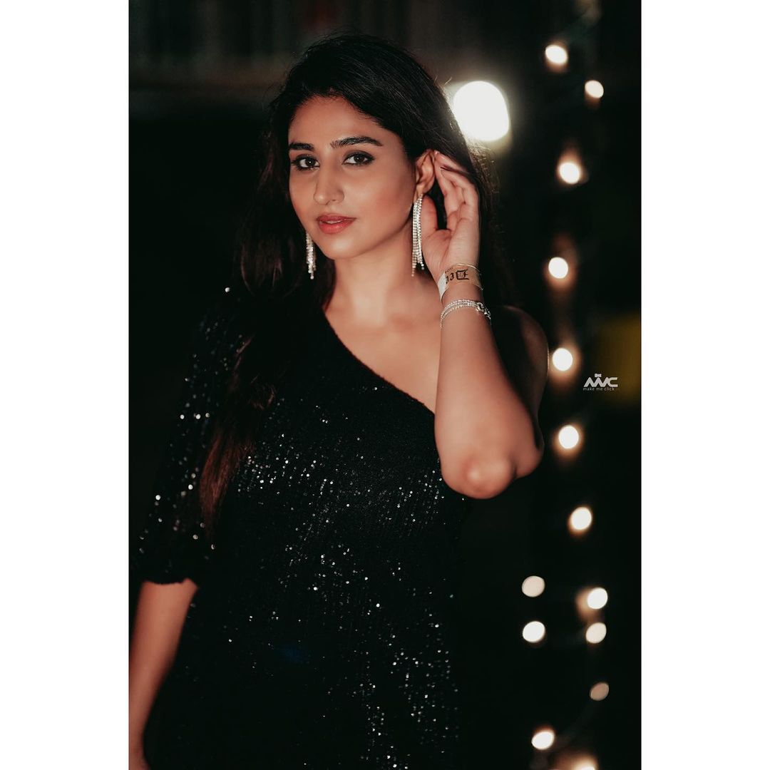 గజ గజ వణికే చలిలో కుర్రాళ్లకు చెమటలు పట్టిస్తున్న వర్షిణి.. భామ రచ్చ మాములుగా లేదు..! గజ గజ వణికే చలిలో కుర్రాళ్లకు చెమటలు పట్టిస్తున్న వర్షిణి.. భామ రచ్చ మాములుగా లేదు..!