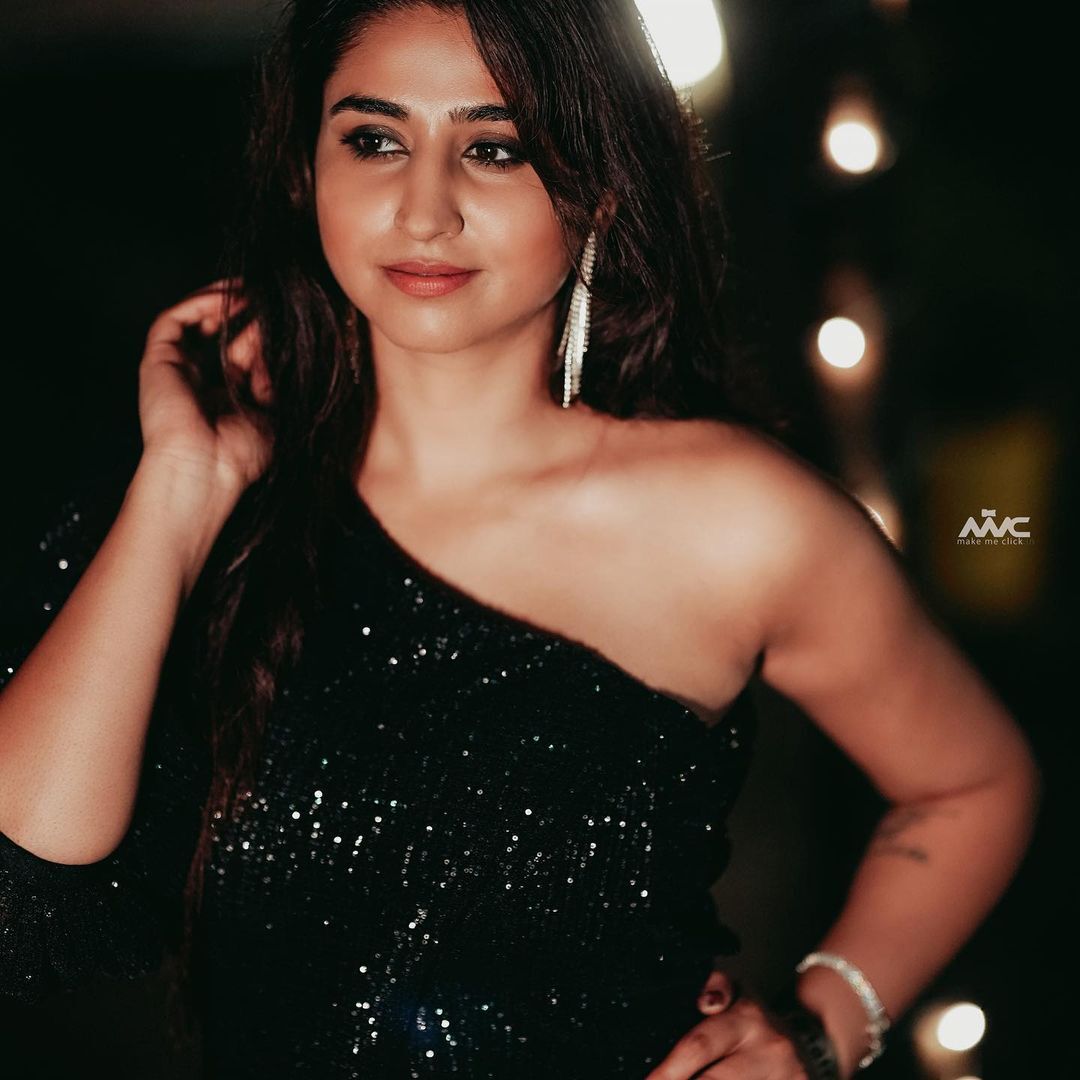 గజ గజ వణికే చలిలో కుర్రాళ్లకు చెమటలు పట్టిస్తున్న వర్షిణి.. భామ రచ్చ మాములుగా లేదు..! గజ గజ వణికే చలిలో కుర్రాళ్లకు చెమటలు పట్టిస్తున్న వర్షిణి.. భామ రచ్చ మాములుగా లేదు..!