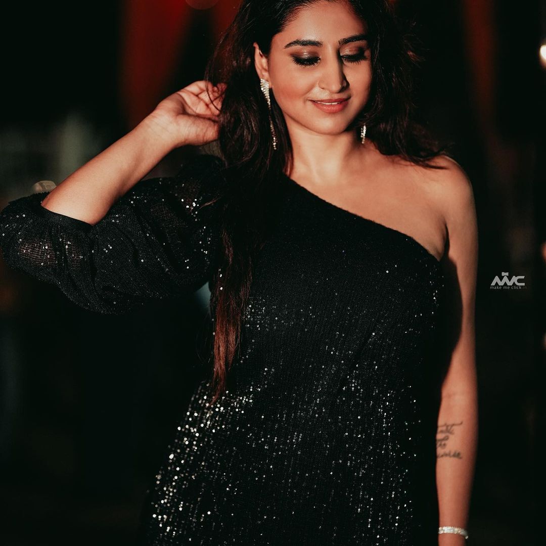 గజ గజ వణికే చలిలో కుర్రాళ్లకు చెమటలు పట్టిస్తున్న వర్షిణి.. భామ రచ్చ మాములుగా లేదు..! గజ గజ వణికే చలిలో కుర్రాళ్లకు చెమటలు పట్టిస్తున్న వర్షిణి.. భామ రచ్చ మాములుగా లేదు..!