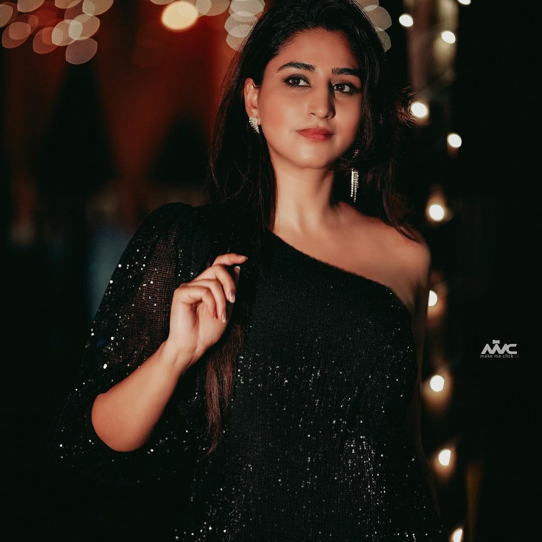 గజ గజ వణికే చలిలో కుర్రాళ్లకు చెమటలు పట్టిస్తున్న వర్షిణి.. భామ రచ్చ మాములుగా లేదు..! గజ గజ వణికే చలిలో కుర్రాళ్లకు చెమటలు పట్టిస్తున్న వర్షిణి.. భామ రచ్చ మాములుగా లేదు..!