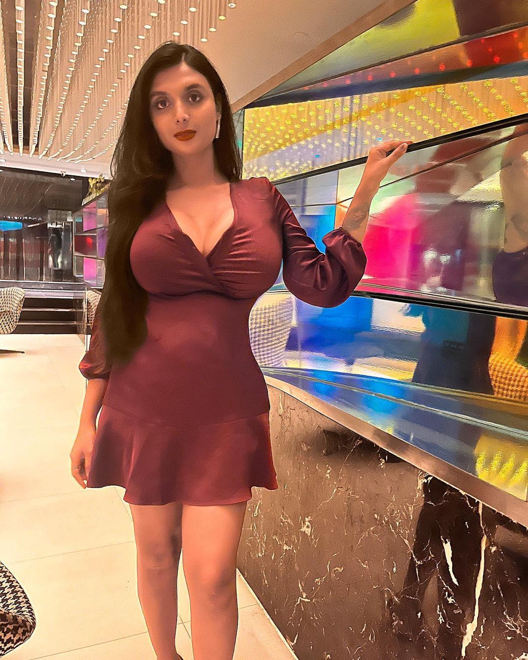 PHOTOS : இருட்டு அறைக்குள் முரட்டு போட்டோஷூட்.. மாடல் சன்னா மித்ராவின்