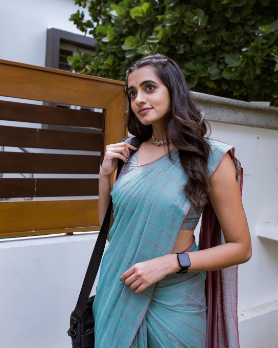 photos : அசத்தும் அழகு அப்படியே நிலவு! நடிகை மானசா சௌத்ரியின் வேற லெவல் ...