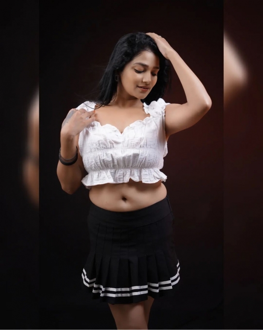 photos : டிரான்ஸ்பரன்ட் புடவையில் ரசிகர்களை உறைய வைத்த லாவண்யா